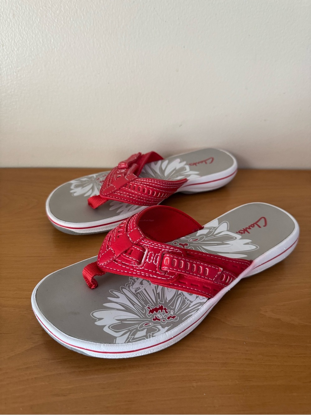 Clarks Red Thong Sandals - Size 7
